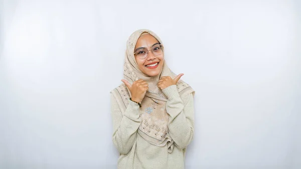 Retrato Feliz Joven Mujer Asiática Usando Hijab Aislado Sobre Fondo —  Fotos de Stock