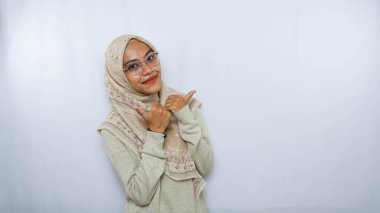 Beyaz arka planda izole edilmiş tesettürlü mutlu genç Asyalı kadın portresi