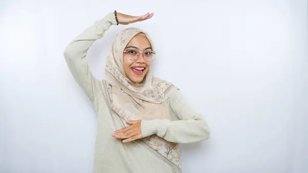 Πορτρέτο Της Χαρούμενης Νεαρής Ασιάτισσας Που Φοράει Χιτζάμπ Απομονωμένη Λευκό — Φωτογραφία Αρχείου