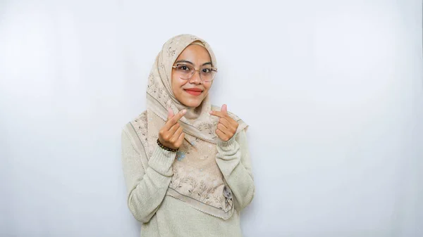 Potret Wanita Asia Muda Yang Bahagia Mengenakan Jilbab Terisolasi Latar — Stok Foto