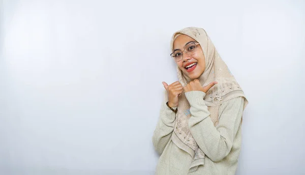 Potret Wanita Asia Muda Yang Bahagia Mengenakan Jilbab Terisolasi Latar — Stok Foto