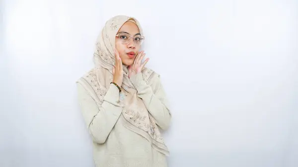 Retrato Feliz Jovem Asiático Mulher Vestindo Hijab Isolado Fundo Branco — Fotografia de Stock