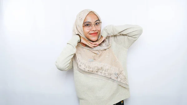 Retrato Feliz Jovem Asiático Mulher Vestindo Hijab Isolado Fundo Branco — Fotografia de Stock