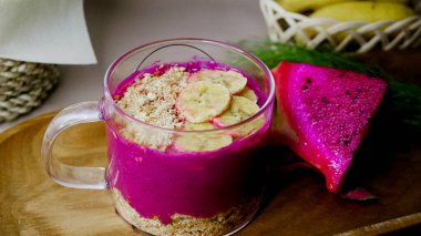 Tahta bir masada, bardakta meyve suyu. sağlıklı yiyecekler