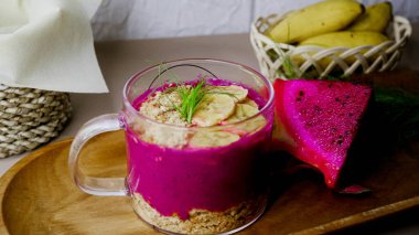 Tahta bir masada, bardakta meyve suyu. sağlıklı yiyecekler