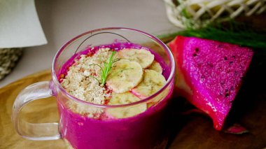 Tahta bir masada, bardakta meyve suyu. sağlıklı yiyecekler