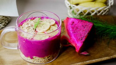 Tahta bir masada, bardakta meyve suyu. sağlıklı yiyecekler