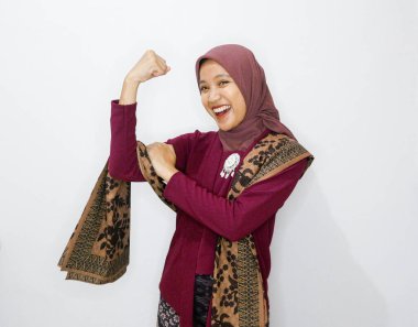 Beyaz arka planda izole edilmiş batik kumaşa sarılmış geleneksel Java kebaya bürünmüş güzel bir kadın model. Batik Günü konsepti