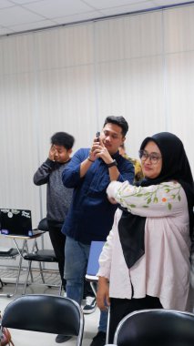 Yogyakarta, Endonezya - 21 Ekim 2023. Sınıfta sınıfa katılan bir grup öğrenci. Eğitim ve öğrenme kavramı.