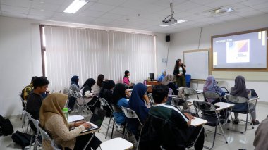 Yogyakarta, Endonezya - 21 Ekim 2023. Sınıfta sınıfa katılan bir grup öğrenci. Eğitim ve öğrenme kavramı.