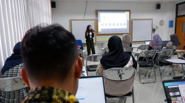 Yogyakarta, Endonezya - 21 Ekim 2023. Sınıfta sınıfa katılan bir grup öğrenci. Eğitim ve öğrenme kavramı.