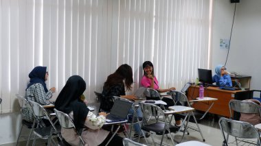 Yogyakarta, Endonezya - 21 Ekim 2023. Sınıfta sınıfa katılan bir grup öğrenci. Eğitim ve öğrenme kavramı.