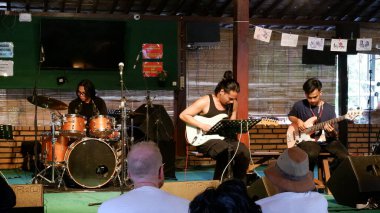 Yogyakarta, Endonezya - 18 Kasım 2023. Bir grup Endonezyalı Cava annesi Ngayogjazz festivalinde geleneksel müzik icra ediyor.
