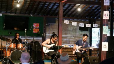 Yogyakarta, Endonezya - 18 Kasım 2023. Bir grup Endonezyalı Cava annesi Ngayogjazz festivalinde geleneksel müzik icra ediyor.