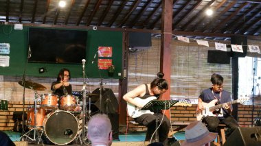 Yogyakarta, Endonezya - 18 Kasım 2023. Bir grup Endonezyalı Cava annesi Ngayogjazz festivalinde geleneksel müzik icra ediyor.