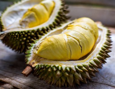 Beyaz arka planda yarı izole edilmiş Durian meyvesi. Kesme yolu.