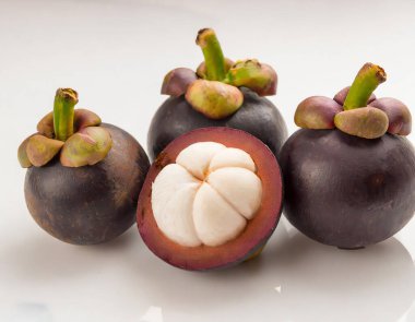 Beyaz arka planda yarı yarıya izole edilmiş bir Mangosteen. Kesme yolu.