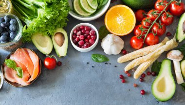 Sağlıklı beslenme için çeşitli paleo diyet ürünleri içeren dengeli bir diyetin arka planı.