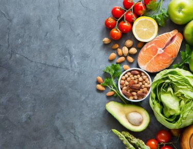 Sağlıklı beslenme için çeşitli paleo diyet ürünleri içeren dengeli bir diyetin arka planı.