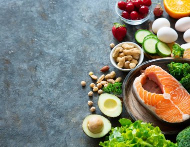 Sağlıklı beslenme için çeşitli paleo diyet ürünleri içeren dengeli bir diyetin arka planı.