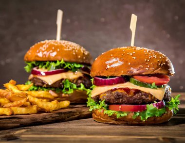 Tahta masada lezzetli hamburgerler.