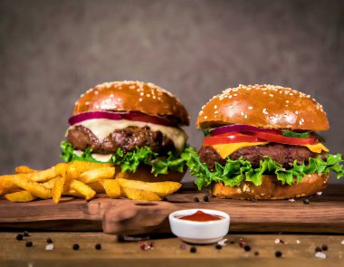 Tahta masada lezzetli hamburgerler.