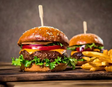 Tahta masada lezzetli hamburgerler.