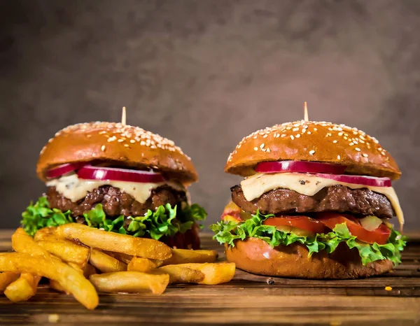 Tahta masada lezzetli hamburgerler.