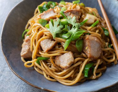 Yakın plan kızarmış yakisoba eriştesi ve domuz eti..