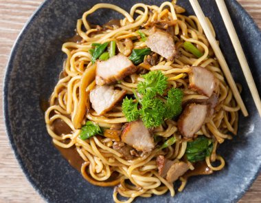 Yakın plan kızarmış yakisoba eriştesi ve domuz eti..