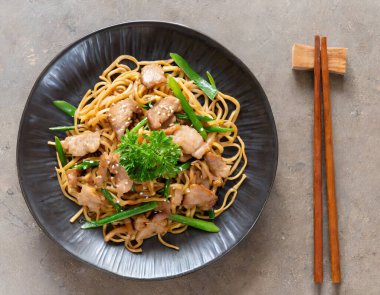 Yakın plan kızarmış yakisoba eriştesi ve domuz eti..