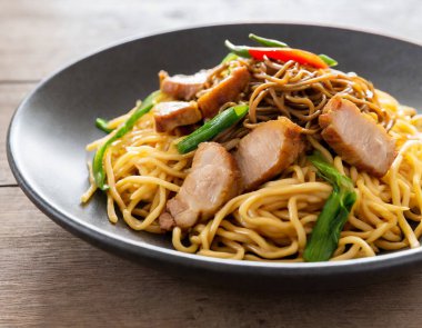 Yakın plan kızarmış yakisoba eriştesi ve domuz eti..