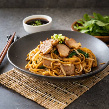 Yakın plan kızarmış yakisoba eriştesi ve domuz eti..