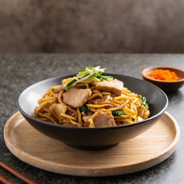 Yakın plan kızarmış yakisoba eriştesi ve domuz eti..