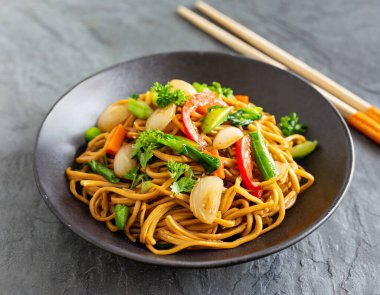 Yakisoba eriştesi, Asya usulü sebzelerle kızartılmış, vejetaryen ve vejetaryen diyetleri için uygun..