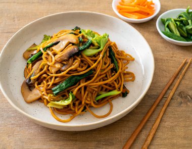 Yakisoba eriştesi, Asya usulü sebzelerle kızartılmış, vejetaryen ve vejetaryen diyetleri için uygun..