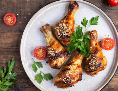 Susamlı, maydanozlu ve domatesli ızgara tavuk budu..