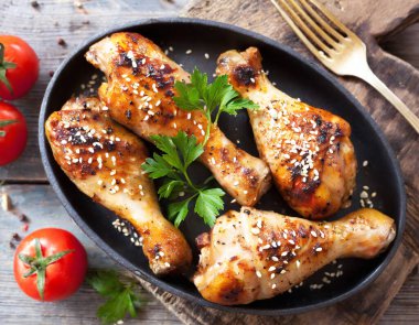 Susamlı, maydanozlu ve domatesli ızgara tavuk budu..