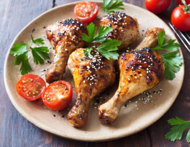 Susamlı, maydanozlu ve domatesli ızgara tavuk budu..