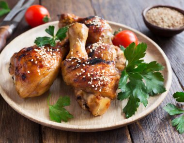 Susamlı, maydanozlu ve domatesli ızgara tavuk budu..