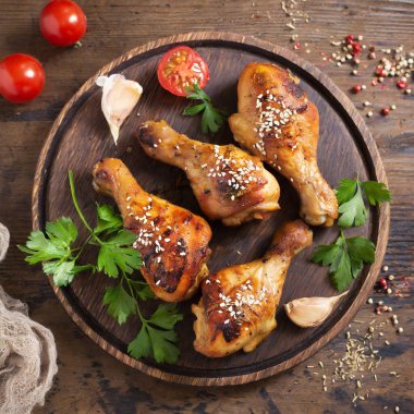 Susamlı, maydanozlu ve domatesli ızgara tavuk budu..