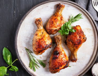 Susamlı, maydanozlu ve domatesli ızgara tavuk budu..