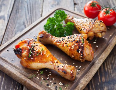 Susamlı, maydanozlu ve domatesli ızgara tavuk budu..