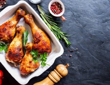 Susamlı, maydanozlu ve domatesli ızgara tavuk budu..