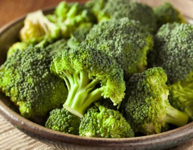 Taze ve organik brokoli çiçekleri besleyici ve yeşildirler..