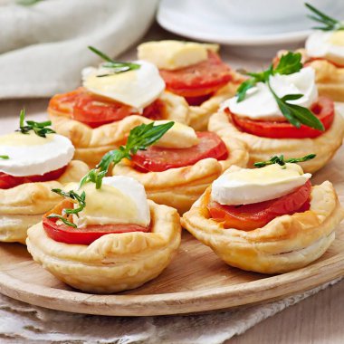 domates, peynir ve yumurta ile Mini puffs