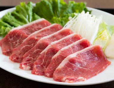 Japon lezzeti. Sukiyaki soslu Japon bifteği..