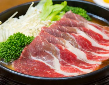 Japon lezzeti. Sukiyaki soslu Japon bifteği..