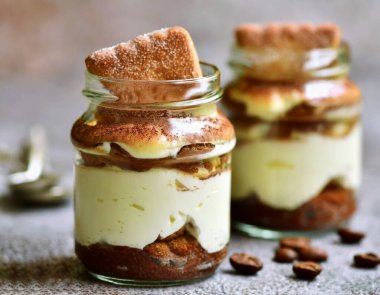 Klasik İtalyan kremalı tatlısı klasik kavanozlarda sunuluyor. İçinde mascarpone, bisküvi ve kahve var..