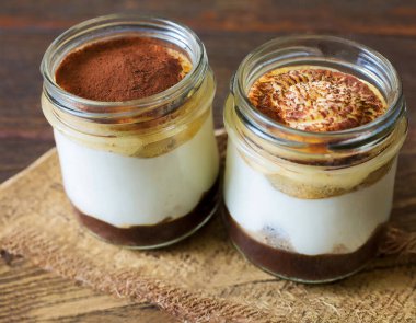 Klasik İtalyan kremalı tatlısı klasik kavanozlarda sunuluyor. İçinde mascarpone, bisküvi ve kahve var..